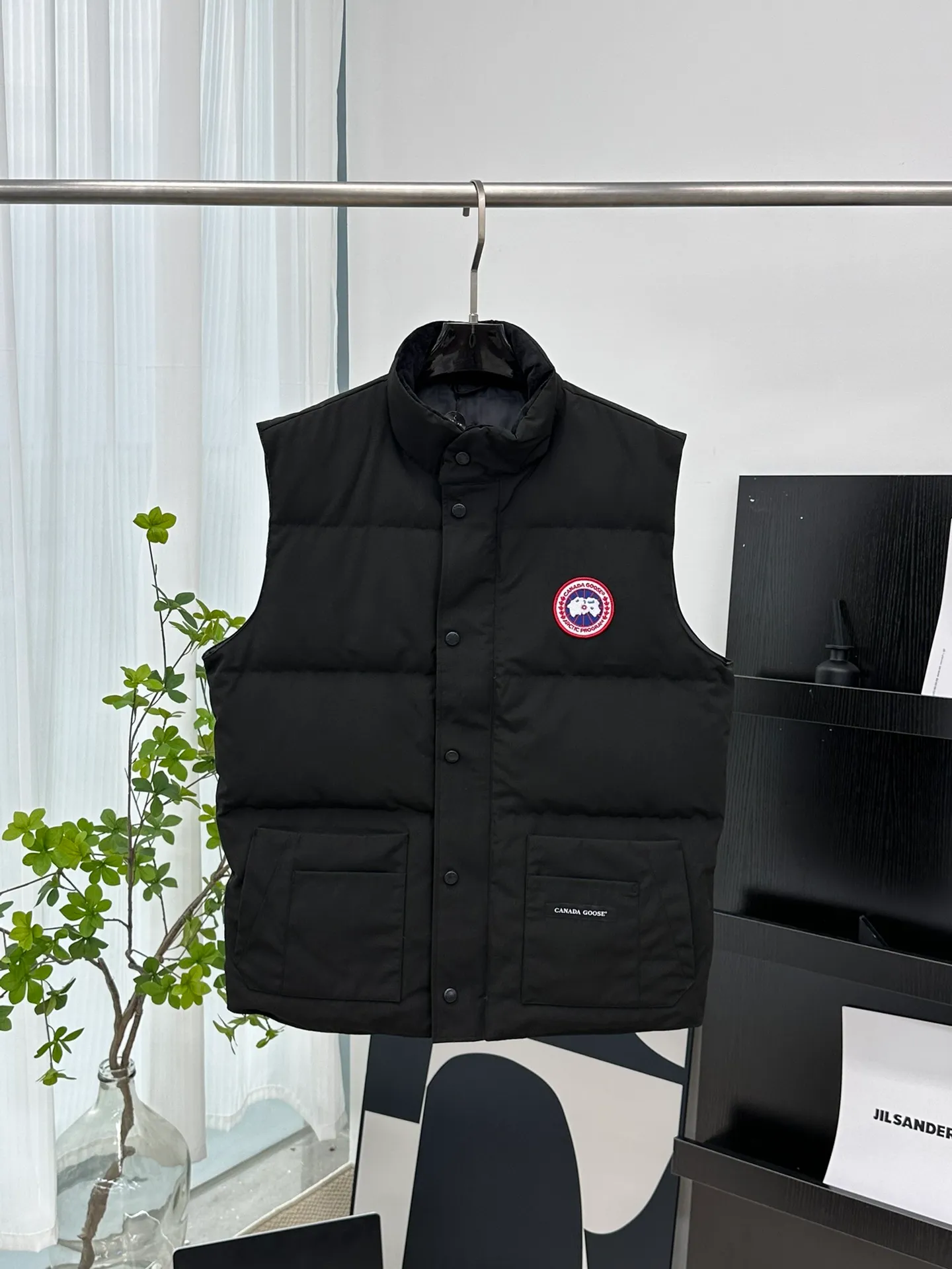 P380 [𝗖𝗮𝗻𝗮𝗱𝗲 𝗚𝗼𝗼𝘀𝗲] Canada Goose Couple Vest for Men and Women. 1⃣️Imported Behringer embroidery machine customized 10,000-needle embroidery logo 2⃣️Imported 18-count polyester-cotton blended original fabric 3⃣️Authentic official website synchronized with the new national standard 80% white duck down 4⃣️100% nylon nylon lining with double double-layer sealing design 5⃣️Yoshida YKK customers provide original factory customized electroplating sliders 6⃣️All auxiliary materials and hardware are disassembled and customized! 1:1 restore the official website Color: off-white, leather pink, bright red, sapphire blue, navy blue, black 𝗦𝗜𝗭𝗘:𝗫𝗦-𝗫𝗫𝗟